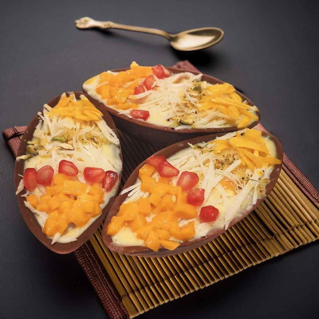 Mango Rabdi rich creamy Indian dessert with fresh mango pulp and saffron garnish.